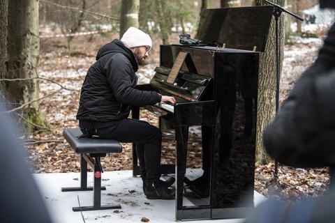 Der Pianist Igor Levit nimmt auf Einladung von Greenpeace an den Protesten gegen die Rodungen im Dannenröder Forst teil. Foto: dpa