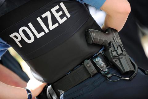 Über ein Dutzend Polizeibeamte in Hessen dürfen ihren Dienst nicht antreten. Foto: Arne Dedert/dpa 