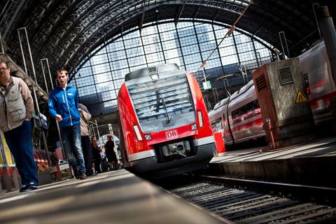 Eine S-Bahn steht im Frankfurter Hauptbahnhof. Foto: dpa
