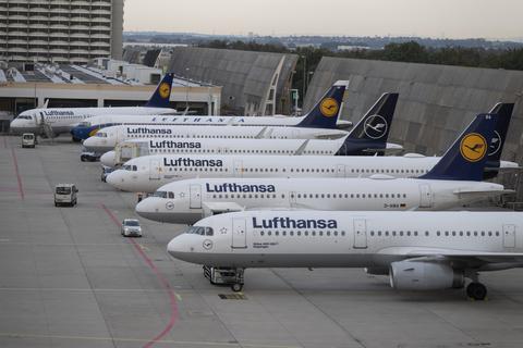 Passagiermaschinen der Lufthansa stehen auf dem Flughafen Frankfurt.