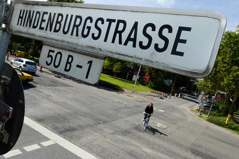 In Darmstadt entschied der Magistrat, die Hindenburgstraße umzubenennen. In Mainz sah eine Kommission keine Notwendigkeit für einen neuen Namen. Archivfoto: dpa