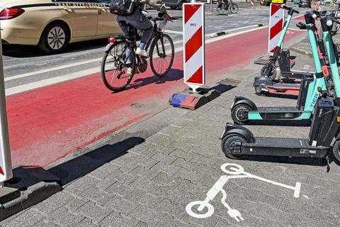 Feste Parkplätze für E-Scooter in Innenstädten sollen gegen das Chaos wirken, das die Roller verursachen. In Frankfurt gibt es sie bereits zwischen Baseler Platz und dem Hauptbahnhof.  Foto: René Vigneron