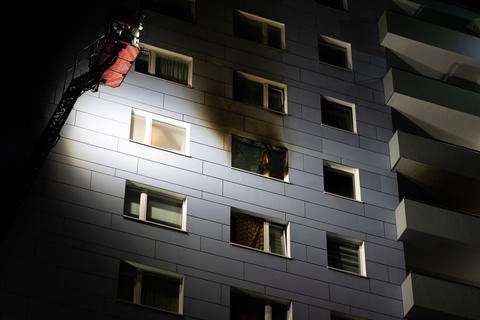 Im Frankfurter Stadtteil Niederursel ist am Sonntagabend ein Feuer im 10. Stock eines Hochhauses ausgebrochen.  Foto: 5vision.media 