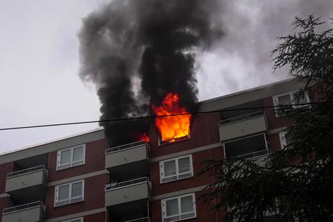 Flammen und Rauch schlagen aus der Wohnung im achten Stock des Hochhauses in Frankfurt Oberad. Foto: 5Vision Media