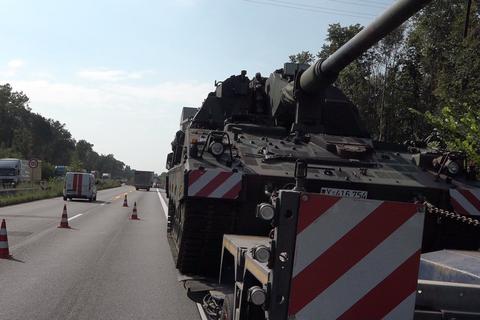 Eine Spedition transportiert einen Panzer über die A67. In einer Baustelle ist der Transport liegen geblieben. Foto: 5vision.media