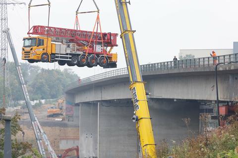 Am Mittwochmorgen wurde der Lkw von der Salzbachtalbrücke geborgen. Foto: Sascha Kopp / VRM Bild