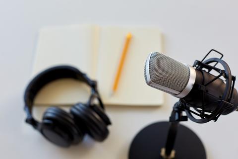 Mikrofon und Kopfhörer sind unerlässlich für eine Podcast-Aufnahme.  Foto: Adobe Stock – Syda Productions 
