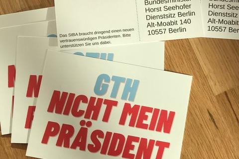 Mit Postkarten wie diesen stellen sich Destatis-Mitarbeiter öffentlichkeitswirksam gegen Georg Thiel. Foto: Michaela Luster