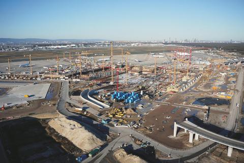 Im Süden des Frankfurter Flughafengeländes entsteht derzeit das neue Terminal 3. Das Luftbild entstand Ende Mai. Foto: Fraport AG 