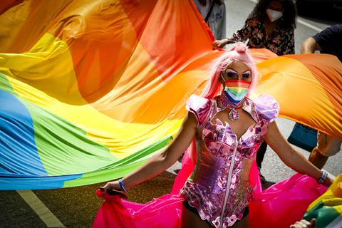 Während der CSD im vergangenen Jahr noch von den Corona-Maßnahmen eingeschränkt war, wollen Mitglieder der Wiesbadener LGBTQIA+-Community in diesem Jahr wieder ausgelassen feiern und für ihre Rechte auf die Straße gehen.          Archivfoto: Sascha Kopp