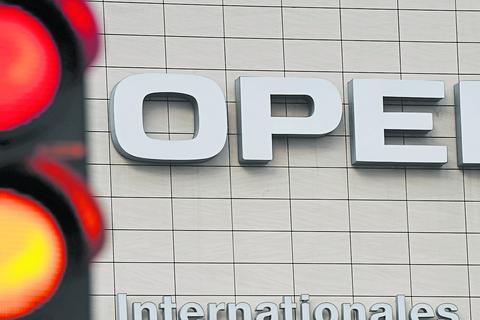 Warten auf grünes Licht: Der französische Entwicklungsdienstleister Segula kämpft um Opel-Mitarbeiter. Foto: dpa