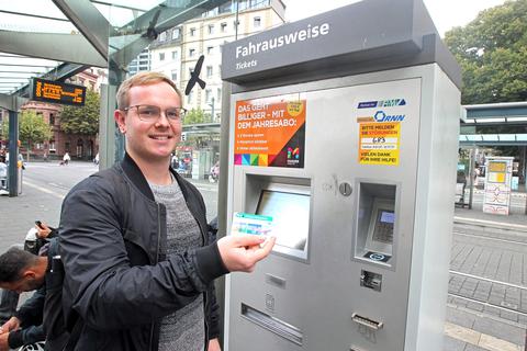 Der Auszubildende Linus Lankers ist zufrieden mit dem 365 Euro-Ticket, hat aber auch einige Kritikpunkte.       Foto: hbz/Jörg Henkel