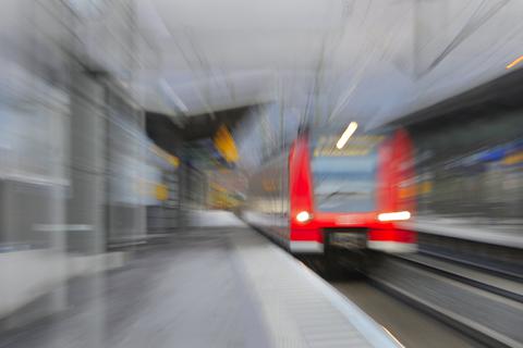 Eine S-Bahn fährt am Mannheimer Hauptbahnhof ein. Foto: dpa