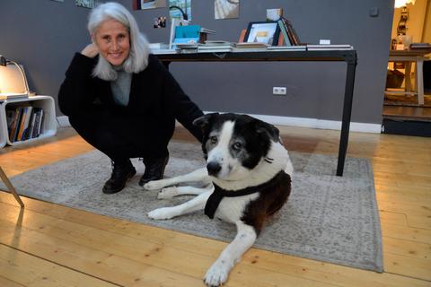 Deborah Musso und ihr Joko. Sie möchte in ihrer Galerie künftig auch für das Wohl der (Haus-)Tiere sensibilisieren. Foto: Marco Partner 