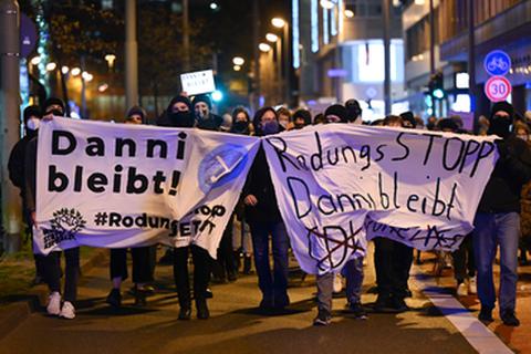 Teilnehmer einer Demonstration gegen den Ausbau der A49 halten in der Frankfurter Innenstadt während eines Demonstrationszuges Plakate mit der Aufschrift "Dani bleibt" und "Rodungsstopp Danni bleibt". Die Demonstration richtet sich gegen die Rodung des Dannenröder Forsts. Foto: dpa