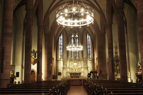 Der große Altarraum von St. Peter und Paul in Dieburg war einer der Gründe, um die Kirche für die ZDF-Weihnachtssendung auszusuchen.         Foto: Karl-Heinz Bärtl