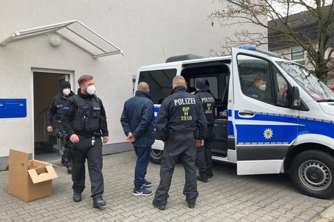Bundespolizisten im Einsatz vor dem Haus in der Flörsheimer Hafenstraße. Foto: Jens Etzelsberger