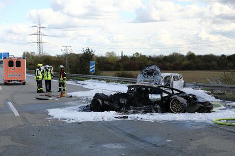 Ein Lamborghini und ein Skoda gingen bei dem Unfall in Flammen auf und brannten komplett aus. Aus dem Skoda konnte ein Mensch nur noch tot geborgen werden. Foto: 5vision Media