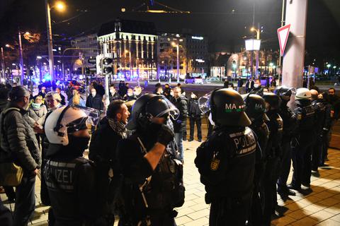 Demonstranten und Polizisten stehen in der Innenstadt. Trotz eines Verbots zogen in Mannheim nach Schätzungen der Polizei bis zu 2000 Menschen ohne Masken und ohne Abstand durch die Stadt. Ein Sprecher sagte, rund 800 von ihnen hätten es geschafft, ins Zentrum vorzudringen. Foto: dpa