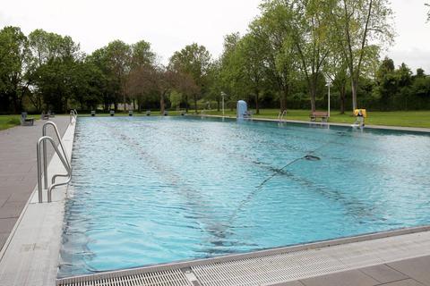 Das große Schwimmerbecken in Nieder-Olm fasst 100 000 Liter. Noch ruht es still. Foto: hbz/Jörg Henkel