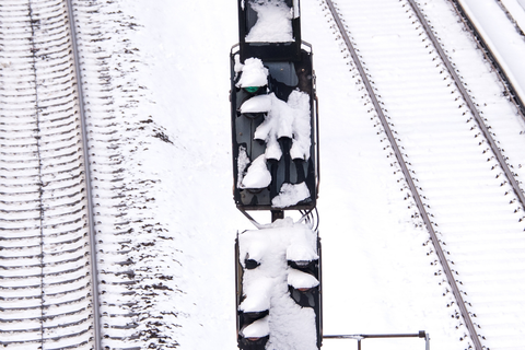 Starker Schneefall kann auch den Bahnverkehr beeinträchtigen. Symbolbild: Daniel Bockwoldt/dpa