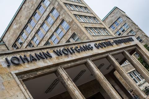 Der Ort der erregten Rassismus-Debatten: Die Johann Wolfgang Goethe-Universität in Frankfurt, hier der Eingang zum Hauptgebäude auf dem Campus Westend.