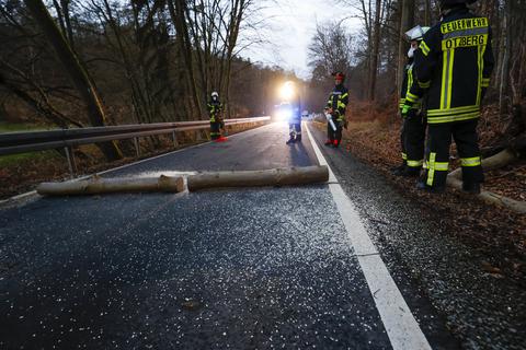 An vielen Orten in Südhessen haben am Donnerstag umgestürzte Bäume Straßen blockiert. Hier ein Feuerwehreinsatz für die Otzberger Wehr im Wald bei Ober-Klingen.  Foto: Guido Schiek