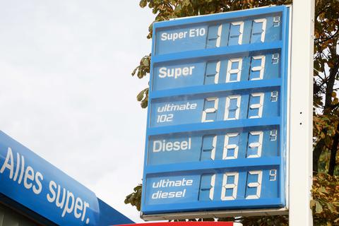 Die Diesel-Teuerung lässt auch Verbraucherpreise in Südhessen steigen.  Foto: Guido Schiek