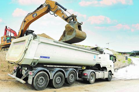 Lastwagen hatten am Mittwoch die letzten Kubikmeter des belasteten Bodenmaterials abtransportiert. Foto: Fraport