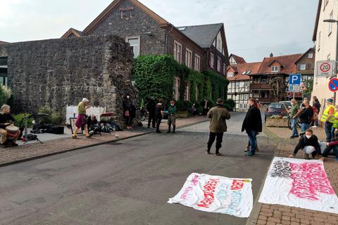 Unterstützer der Angeklagten Umweltaktivisten haben sich vor dem Amtsgericht Alsfeld positioniert. Foto: Christian Dickel 