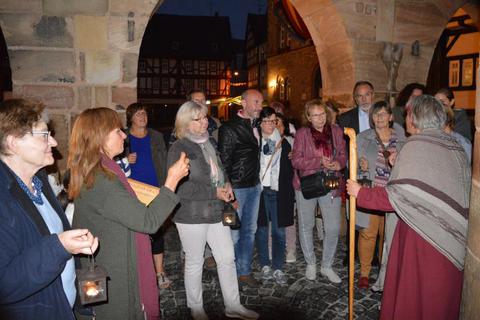 Die Märchenerzählerinnen um Michaele Scherenberg runden ihre Märchennacht mit einem Flüsterspaziergang durch die Nacht ab.Foto: Buchhammer  Foto: Buchhammer