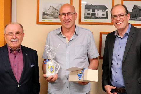 Matthias Franz (Mitte) aus Salz erhielt von Bürgermeister Spielberger und dem Gemeindevertretungsvorsitzenden Kopp den Landesehrenbrief überreicht. Eigner