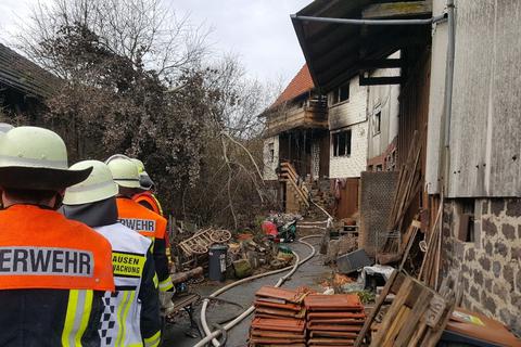 Schwierig gestalten sich die Löscharbeiten bei dem Wohnhausbrand in Ehringshausen. Foto: Gössl 