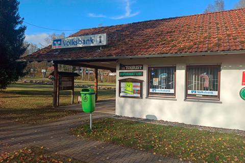 Ein Einbruch im Info-Haus in Ilbeshausen-Hochwaldhausen galt der dortigen Zweigstelle der Volksbank Grebenhain.  Foto: Stock 