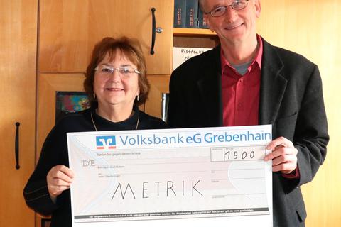 Winfried Zinn übergibt die Spende an Doris Frank. Foto: Eigner 