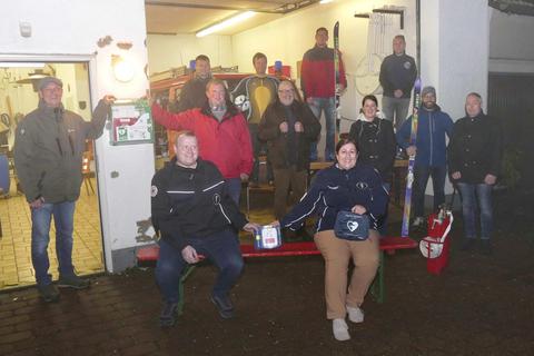 Marco Straßberger (links) freut sich mit den Unterstützern über den neuen Defibrillator. Foto: Stock