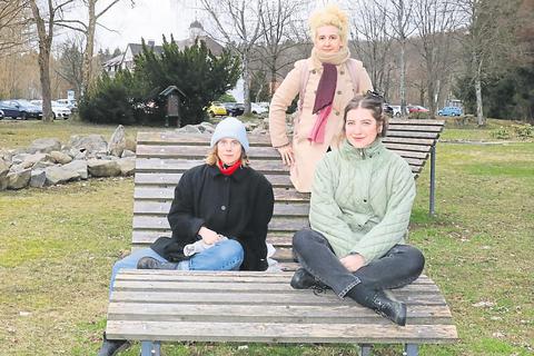 Alessia Neumann, Mariya Barashka und Evamarie Müller schauen sich im Kurpark in Hochwaldhausen um. Foto: Eigner 