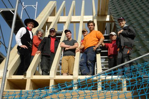 Clemens Schneider (von links) mit Bauherr Dr. Elmar Lochhaas und seinem Team auf dem Bau. Foto: Rausch 