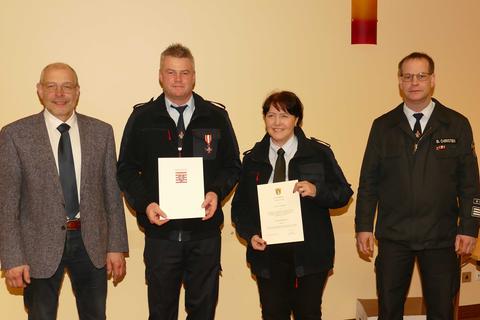 Bürgermeister Bernhard  Ziegler (von links) zeichnete Jan Schmolk mit dem silbernen Brandschutzehrenzeichen aus, Sylvia Schodt wurde von Stadtbrandinspektor Bernhard Christen zur Feuerwehrfrau befördert.
