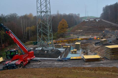 Die Bauarbeiten auf der Trasse der A49 in der Meisenbach bei Maulbach stehen wegen großer Betonierungen in der Kritik der Autobahngegner. © Günther Krämer