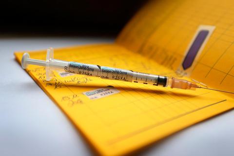 In vielen Arztpraxen und Apotheken wird der Grippe-Impfstoff knapp oder ist schon ausgegangen. Der versprochene Nachschub wird sehnlichst erwartet. Foto: dpa 