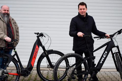 Geschäftsführer Vitali Kraus (rechts) und Betriebsleiter Frederik Eberhard präsentieren die neu entwickelten E-Bike-Modelle des Start-Up-Unternehmens Velect-Bicycles aus Rainrod. © Weil