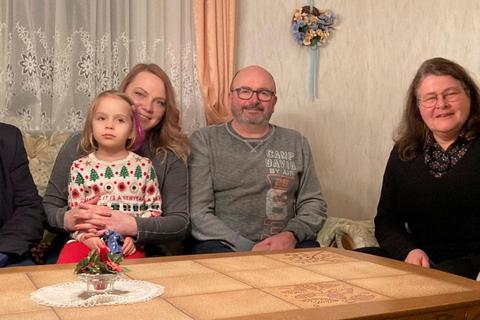 Sie sitzen nicht nur gemeinsam am Tisch (von links): Bürgermeister Dieter Schäfer, die vierjährige Evelina, Nataliia Dmytrenko, Gerd Linn und Sabine Linn sowie „Karlsson”, der gerne mit Evelina spielt.