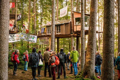 Ein Bündnis von A 49-Gegnern und Waldbesetzern macht deutlich, dass die Aktivisten im Dannenröder Forst großen Widerstand leisten werden. Foto: Friese 