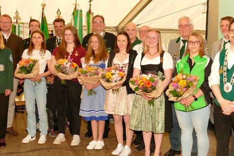 Stand mit im Blickpunkt: die erfolgreiche Bezirkskönigsfamilie. Auch Erster Kreisbeigeordneter Dr. Jens Mischak (hinten links) gratulierte. 	