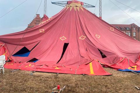 Die Planen des Zirkuszeltes wurden mit einem scharfen Gegenstand aufgeschlitzt. Foto: Andy Frank 