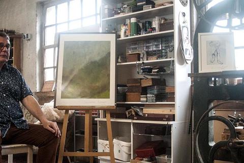 Der Künstler Luc Laignel in seinem neuen Atelier, in dem seine Kunstwerke mit dem Interieur der ehemaligen Tischlerwerkstatt verschmelzen. Fotos: Wiegand