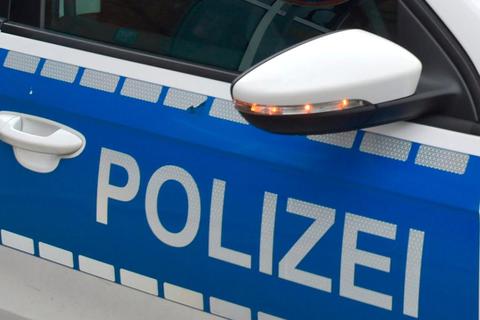 Ein Streifenwagen der Lauterbacher Polizei wurde bei Verfolgung gerammt.Symbolfoto: dpa 