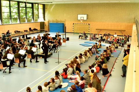 45 Mitglieder des hr-Sinfonieorchesters gaben ein exklusives Konzert in der Eichbergschule. Liller