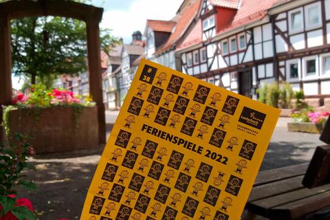 Das Ferienspielprogramm - wie gewohnt in "altgold" - kann am Samstag im Lauterbacher Rathaus abgeholt werden. Foto: Annika Rausch 